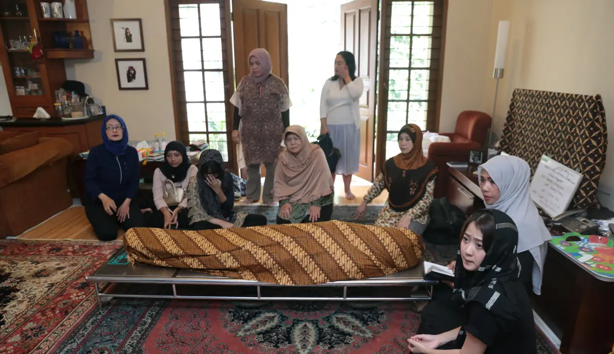 Riza Wiradisuria, adik kandung January Christy di rumah duka di perumahan Astya Puri, Ciputat, Tangerang Selatan, Jumat (16/9/2016) mengaku tidak mendapatkan firasat sebelum kakaknya meninggal. (Adrian Putra/Bintang.com)