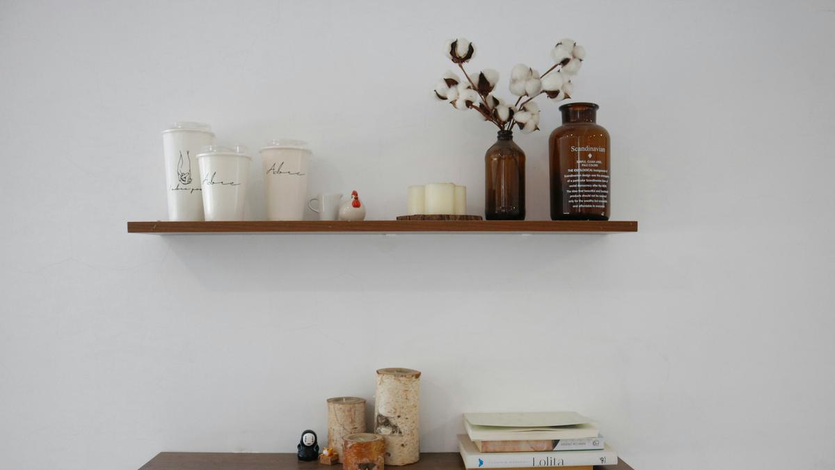 Cara Menata Rak Terbuka untuk Permanis Interior Ruangan agar Makin Elegan