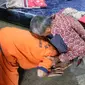 Tersangka pembunuh istri di Kebumen mencium kaki ayahnya seusai menjalani rekonstruksi atau reka ulang adegan. (Foto: Liputan6.com/Polres Kebumen/Muhamad Ridlo)