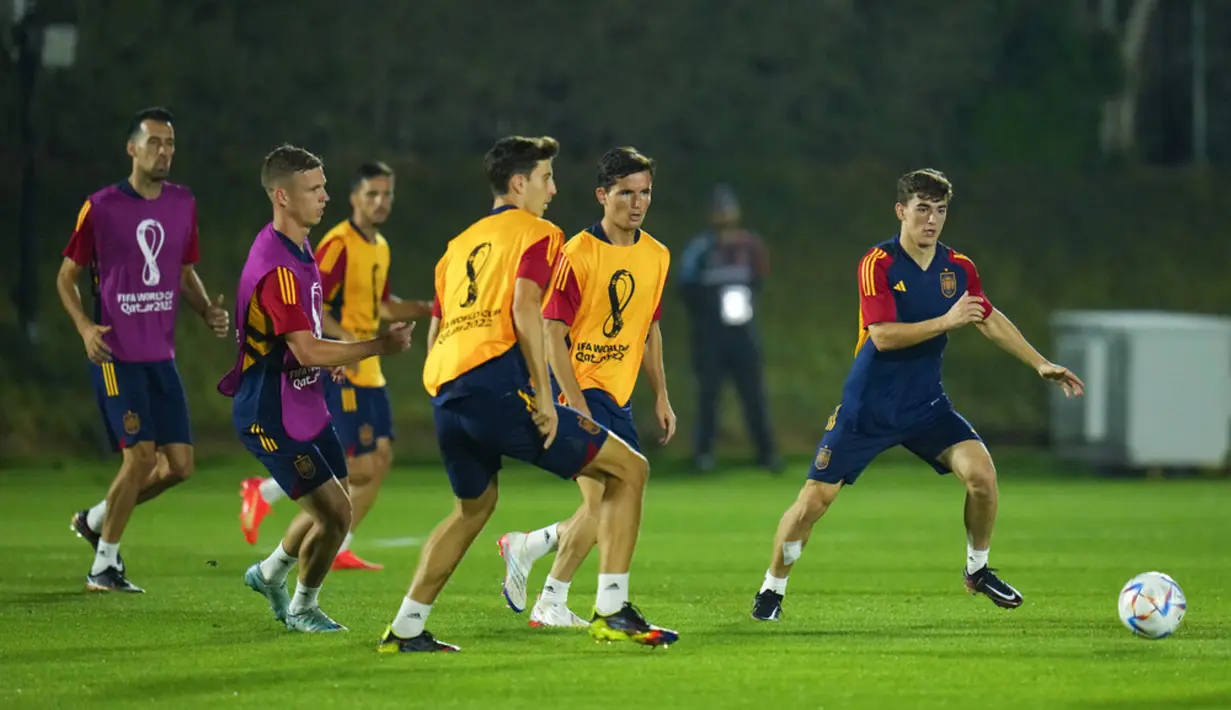 <p>Pemain Spanyol (dari kiri) Sergio Busquets, Dani Olmo, Pablo Sarabia, Pau Torres, Hugo Guillamon dan Gavi berlatih selama sesi latihan di Universitas Qatar, Doha, Qatar, Senin (5/12/2022). Spanyol akan bertemu wakil Afrika tersebut di Education City Stadium, Selasa 6 Desember 2022 malam pukul 22.00 WIB. (AP Photo/Julio Cortez)</p>
