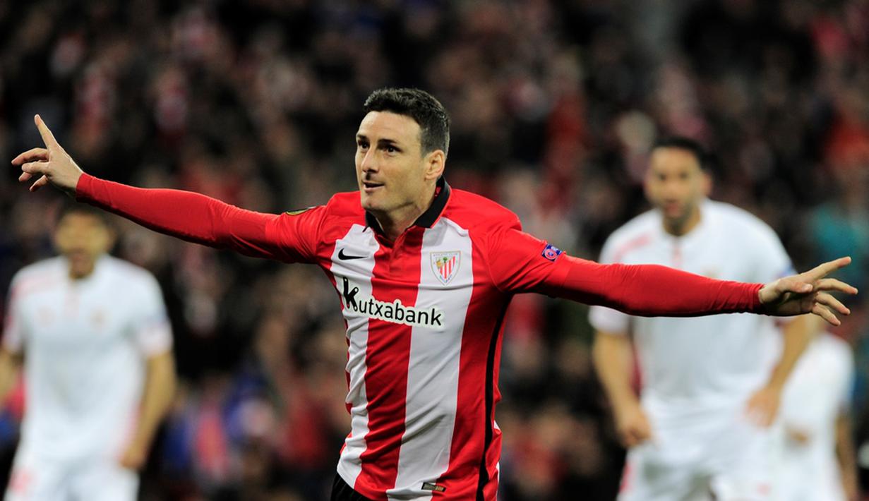 Pemain Athletic Bilbao, Aritz Aduriz, merayakan gol yang dicetaknya ke gawang Sevilla pada laga leg pertama perempat final Liga Europa di Stadion San Mames, Bilbao, Jumat (8/4/2016) dini hari WIB. (AFP/Ander Gillenea)