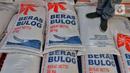 Pekerja memindahkan beras ketika bongkar muat beras bulog di gudang PT Food Station Tjipinang Jaya, Jakarta Timur, Jumat (3/2/2023). Untuk menstabilisasi Pasokan dan Harga Pangan (SPHP), Perum BULOG akan menyaluran beras SPHP di Pasar Induk Beras Cipinang dari 13 ribu menjadi 30 ribu ton,dengan harga paling tinggi sebesar Rp. 8.900. (Liputan6.com/Angga Yuniar)
