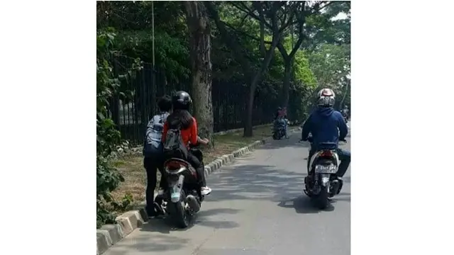 4 Kelakuan Budak Cinta di Jalanan Ini Bikin Tepuk Jidat