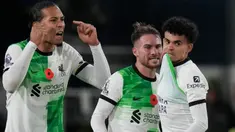 Pemain Liverpool Luis Diaz (kanan) merayakan bersama rekan-rekannya setelah mencetak gol ke gawang Luton Town pada pertandingan sepak bola Liga Inggris di Kenilworth Road, Luton, Inggris, Minggu (5/11/2023). (Alastair Grant)