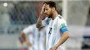 Kapten timnas Argentina, Lionel Messi bereaksi setelah Kroasia mencetak gol ketiga pada pertandingan Grup D Piala Dunia 2018 di Nizhy Novgorod Stadium, Rusia, Jumat (22/6). Argentina harus mengakui keunggulan Kroasia 0-3. (AP/Petr David Josek)