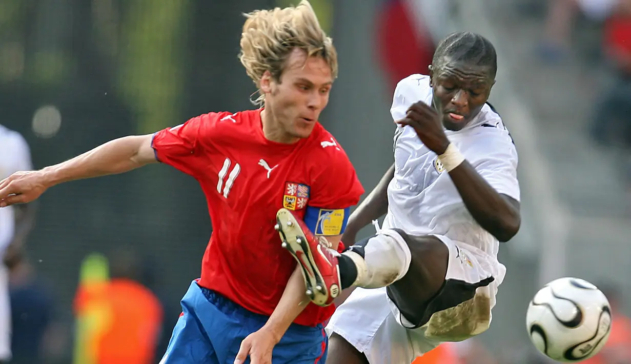 Pavel Nedved. Eks gelandang kiri berusia 50 tahun yang pensiun pada Juli 2009 bersama Juventus ini tercatat mengoleksi total 91 caps bersama Timnas Republik Ceska dengan torehan 18 gol dan 5 assist sejak melakukan debut pada 5 Juni 1994. Di ajang Piala Dunia ia hanya tampil pada edisi 2006 di Jerman. Bermain dalam 3 laga, ia hanya mencatatkan 1 kali assist tanpa satu gol pun dan Republik Ceska pun harus tersingkir di fase grup usai mengantongi 1 kali menang dan dua kekalahan. (AFP/Gabriel Bouys)