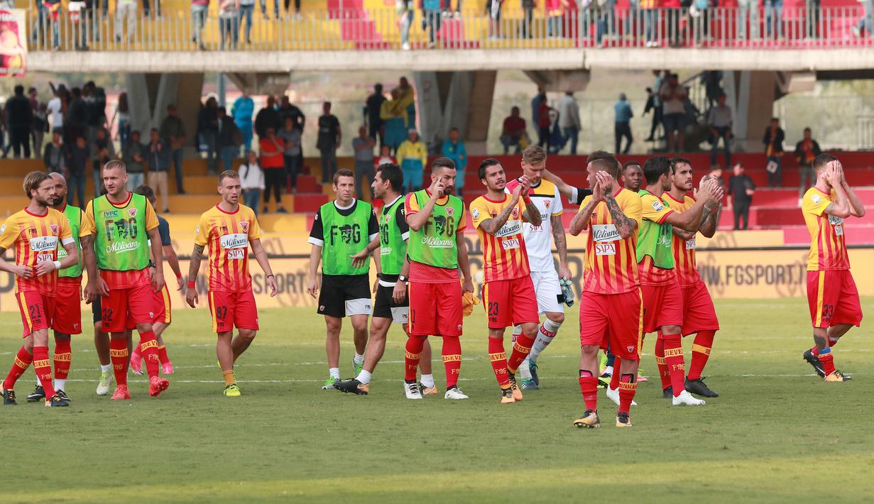 Para pemain Benevento memberikan salam kepada suporter usai laga melawan Inter Milan pada lanjutan Serie A di Ciro Vigorito Stadium, Benevento, (01/10/2017). Inter Milan menang 2-1. (AFP/Carlo Hermann)