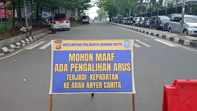 Penutupan jalur jalan menuju wisata Anyer di Kota Serang.