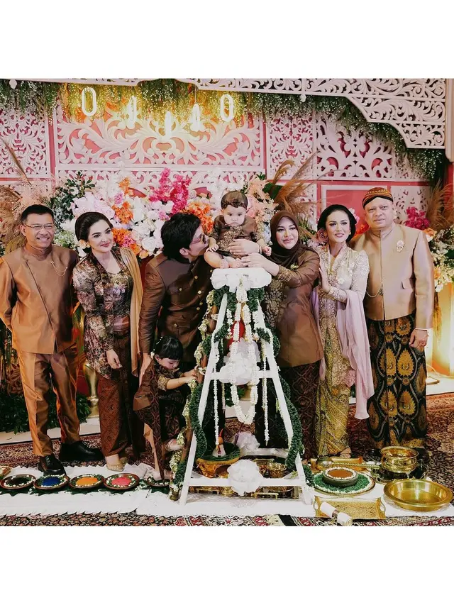 8 Potret Tedak Siten Azura Anak Atta dan Aurel Hermansyah, Dihadiri Keluarga Besar