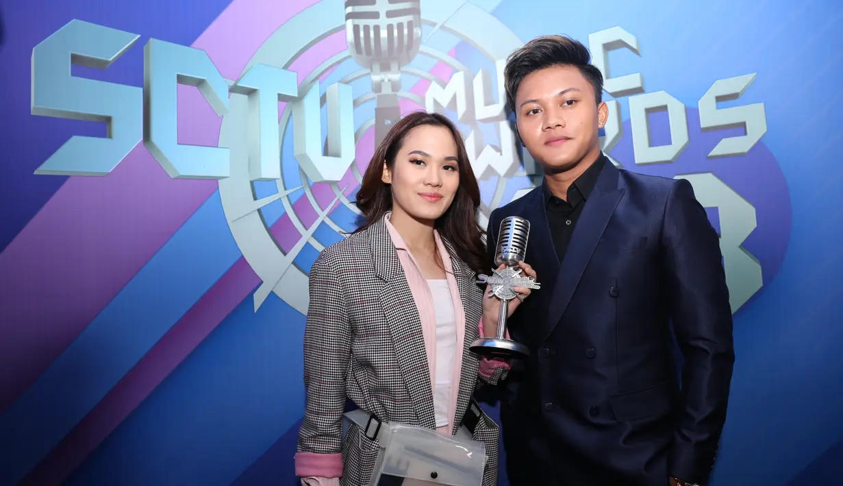 Menurut Rizky, ini semua berkat teman duetnya, Sheryl. Anak komedia Sule itu menceritakan ketegangannya jelang rilis lagunya. Keduanya bersyukur kerja kerasnya selama ini akhirnya terbayarkan. (Adrian Putra/Bintang.com)