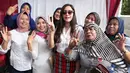 Maia Estianty mengenakan kemeja putih dengan rok kotak-kotak simbol dari pasangan Ahok dan Djarot. Ia mencoblos di TPS 12, Pejaten Utara, Pasar Minggu, Jakarta Selatan tanpa didampingi putranya. (Adrian Putra/Bintang.com)