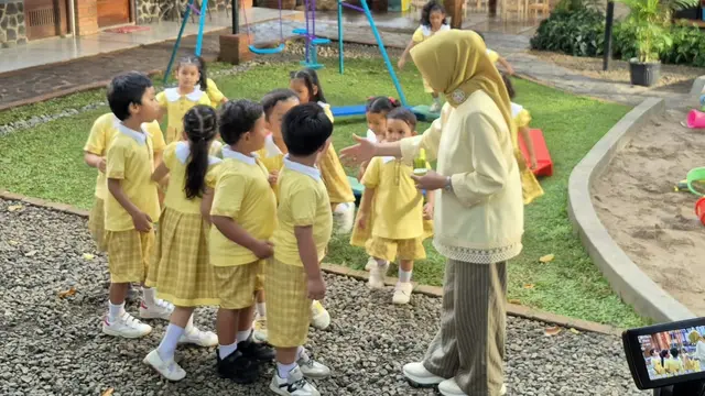 Tolak Angin Anak Gandeng Rhenald Kasali & Istri