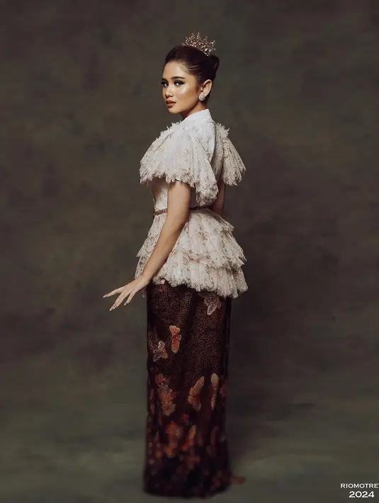 Tissa Biani menunjukkan pesona elegannya dalam balutan kebaya modern dengan detail ruffle lace yang apik. Kebaya rancangan @dimassinggih itu dipadukan dengan aksesori mewah dari @rinaldyyunardi. [@riomotret].