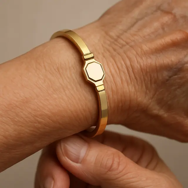 Gelang emas untuk orang tua (Foto: ChatGPT)