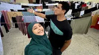 Tantri Kotak dan suaminya,&nbsp;Arda NAFF, berbagi momen mencuci dan menjemur baju di sela ibadah Haji mereka. (dok. Instagram @tantrisyalindri/https://www.instagram.com/p/C8GGN12IxFh/)