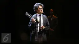 Riri Riza meraih Piala Citra untuk Sutradara Terbaik dalam Festival Film Indonesia (FFI) 2016 di Taman Ismail Marzuki, Jakarta, Minggu (6/11). Penghargaan diterima Riri Riza lewat film garapannya, Athirah. (Liputan6.com/Gempur M Surya)