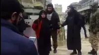 Wanita mengenakan gamis dan berjilbab hitam ditembak di tengah publik oleh Al-Qaeda