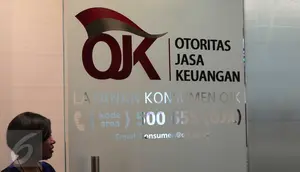Petugas saat bertugas di Kantor Otoritas Jasa Keuangan (OJK), Jakarta. (Liputan6.com/Angga Yuniar)
