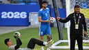 Penyerang Iran, Ali Alipour (tengah), bersama Payam Niazmand (kiri), saat mengikuti sesi latihan di Carson Sports Park, California pada Minggu 14 Juni 2026, menjelang pertandingan Grup G Piala Dunia 2026 melawan Selandia Baru. (Patrick T. Fallon/AFP)
