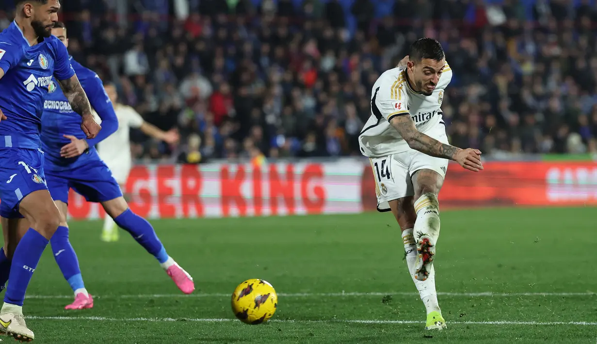 <p>Pemain Real Madrid, Joselu (kanan) mencetak gol kedua timnya ke Getafe pada laga lanjutan Liga Spanyol 2023/2024 di Coliseum Alfonso Perez stadium, Getafe, Spanyol, Jumat (02/02/2024) WIB. (AFP/Pierre-Philippe Marcou)</p>