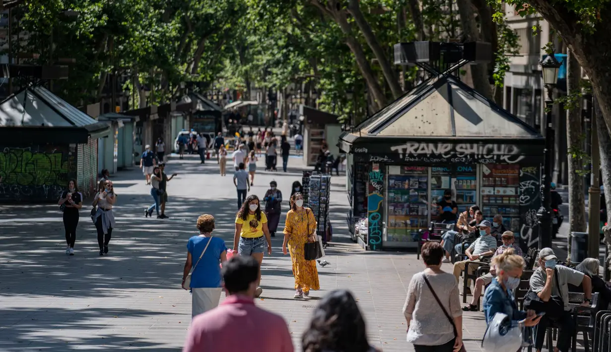 Warga menyusuri jalanan terkenal Las Ramblas di Barcelona, Spanyol (25/6/2020). Spanyol telah memasuki tatanan "Normal Baru" pada 21 Juni, dengan mengizinkan kembali warga untuk bebas bepergian di seluruh wilayah negara tersebut. (Xinhua/Balai Kota Barcelona)