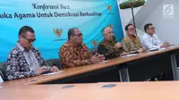 Utusan Khusus Presiden RI untuk Dialog dan Kerja sama antar Agama dan Peradaban, Din Syamsuddin (tengah) bersama perwakilan pemuka agama yang ada di Indonesia saat memberikan pernyataan di Jakarta, Selasa (10/7). (Liputan6.com/Helmi Fithriansyah)