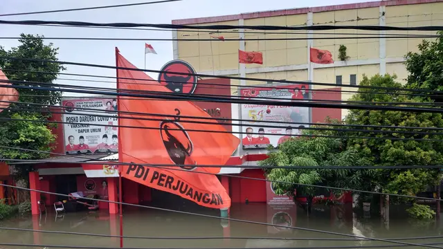 Banjir merendam sejumlah kantor partai politik dan ormas di Jalan Chairil Anwar, Bekasi Timur, Kota Bekasi, Jawa Barat.