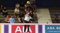 Pemain tim bola voli putri Indonesia, Megawati Hangestri melepaskan serve saat menghadapi Vietnam pada laga semifinal cabor bola voli putri SEA Games 2023 di Olympic Complex Indoor Stadium, Phnom Penh, Kamboja, Sabtu(13/5/2023). Tim bola voli putri Indonesia kalah 2-3 (25-21, 15-25, 25-16, 22-25 dan 12-15). (Bola.com/Abdul Aziz)