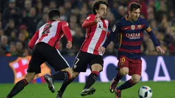 Aksi Lionel Messi melewati hadangan pemain Athletic Bilbao dalam pertandingan leg kedua perempat final Copa del Rey di Stadion Camp Nou, Barcelona, Kamis (28/1/2016) dini hari WIB. (AFP/Lluis Gene)