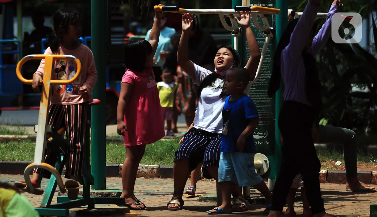 Anak-anak bermain di Taman Kota Waduk Pluit di Penjaringan, Jakarta Utara, Minggu (27/12/2020). Taman Kota Waduk Pluit dibuka kembali setelah di tutup pada libur Natal, namun banyak warga yang berwisata tidak menerapkan protokol kesehatan. (Liputan6.com/Johan Tallo)