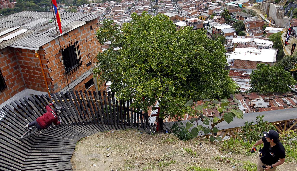 Pebalap sepeda Prancis, Adrien Loron memacu sepedanya pada ajang MTB Red Bull Medellín Cerro Abajo Urban Downhill, di perkampungan padat penduduk "La comuna 13", Medellin, Kolombia, pada 4 Maret 2023. (AFP/Freddy Builes)