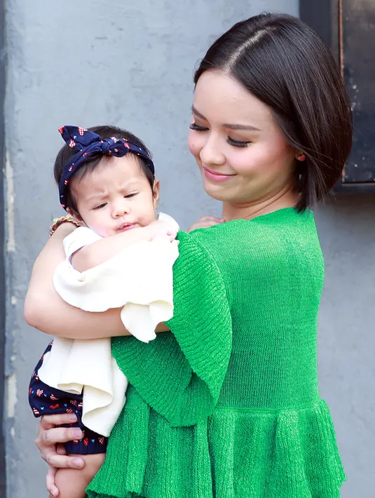 Ditemui di studio Hanggar, Pancoran, Jakarta Selatan, Selasa (29/12/2015), Joanna mengaku sedang senang-senangnya untuk mendandani anak bungsunya ini. Hal ini lantaran dua anak pertamanya berjenis kelamin laki-laki. (Deki Prayoga/Bintang.com)