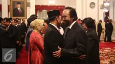 Ketua Umum Partai NasDem Surya Paloh memberi selamat kepada Menkopolhukam, Wiranto usai acara pelantikan di Istana Negara, Rabu (27/7). Wiranto menggantikan Luhut Panjaitan dalam Reshuffle Kabinet jilid II. (Liputan6.com/Faizal Fanani)