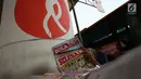 Pedagang membaca tabloid Bola di Terminal Kampung Melayu, Jakarta, Jumat (26/10). Hari ini menjadi terakhir tabloid Bola terbit. Tabloid Bola sudah menemani pencinta olahraga Tanah Air selama 34 tahun. (Merdeka.com/Imam Buhori)