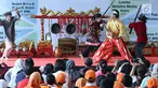 Pemeran dari Teater Koma menampilkan potongan cerita sejarah pertempuran pasukan Mataram dengan tentara Belanda saat pementasan dongeng teater di Museum Nasional Indonesia, Jakarta, Minggu (29/4). (Liputan6.com/Helmi Fithriansyah)