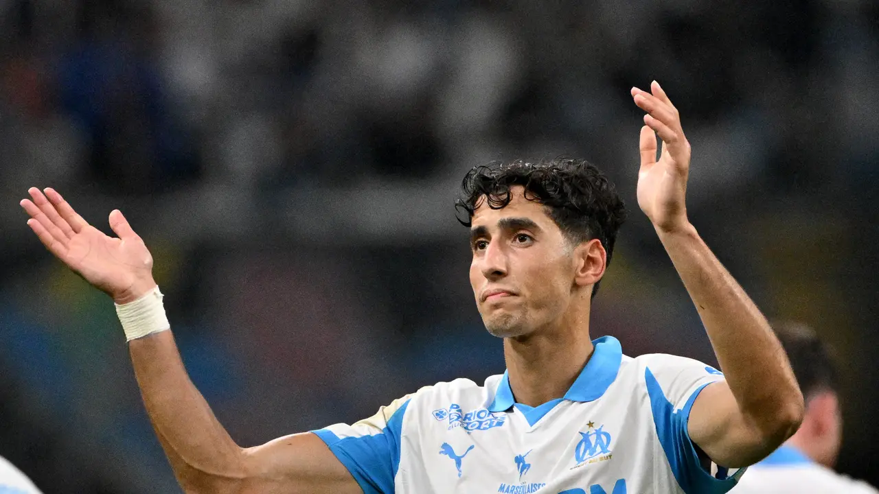 Bek tengah Olympique Marseille Nayef Aguerd