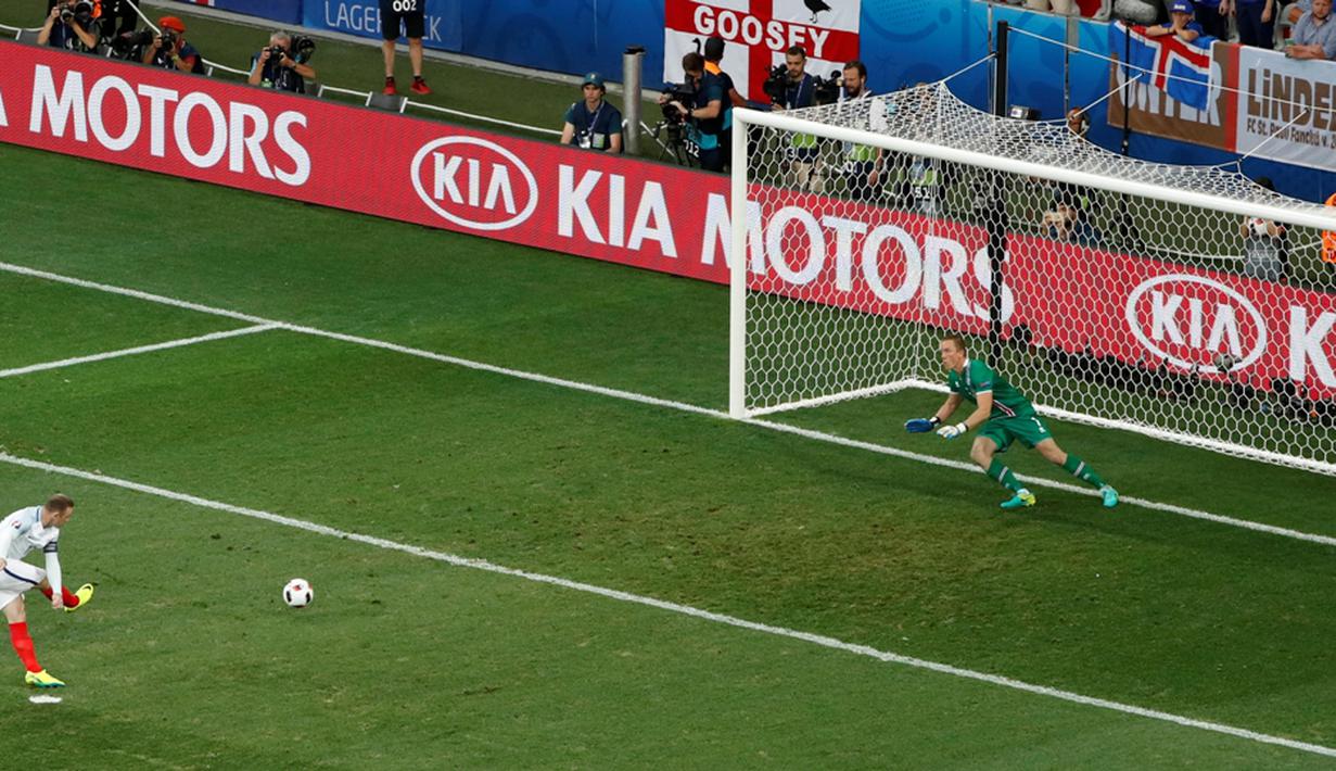 Striker Inggris, Wayne Rooney, mencetak gol lewat penalti ke gawang Islandia pada babak 16 besar Piala Eropa 2016 di Stade de Nice, Nice, Selasa (28/6/2016) dini hari WIB. (Reuters/Yves Herman)