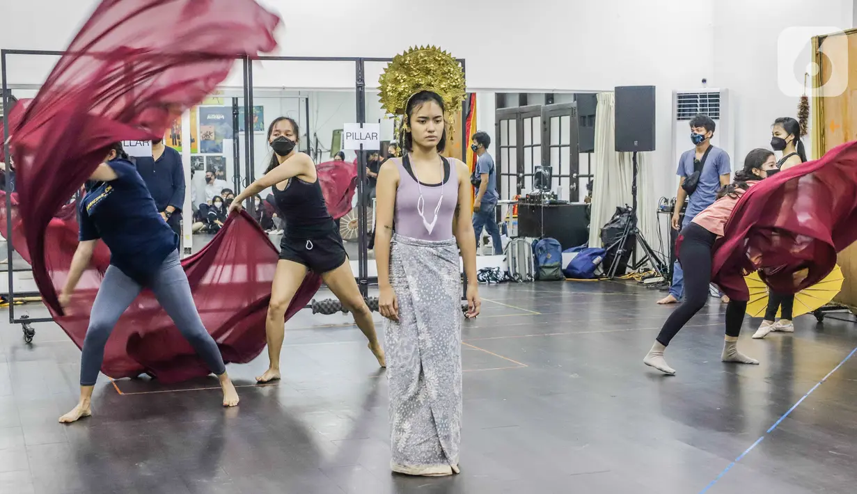 Pemeran terpilih mengikuti latihan serial musikal yang diadaptasi dari novel Siti Nurbaya: Kasih Tak Sampai di Jakarta, Jumat (29/05/2021). Produksi yang diproduseri oleh Indonesia Kaya akan diisi oleh seniman yang mengikuti rangkaian program online dan berhasil lulus casting. (Liputan6.com/Pool)
