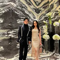 Randy Martin tampil begitu gagah dengan setelan serba hitam yang dihiasi aksen putih di bagian blazer. Potongan rapi dengan sentuhan modern membuat penampilannya terlihat klasik namun tetap stylish.  [@lyodraofficial/@randymartinnn].