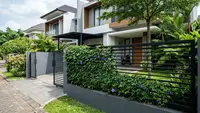 8 Ide Pagar Depan Rumah dari Kombinasi Besi Hollow dan Tanaman Rambat, Modern dan Asri