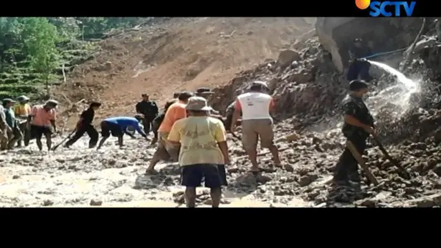 Warga yang dibantu enam personel TNI AD dari Blitar berusaha menggali material longsor berupa batu yang berukuran sangat besar.
