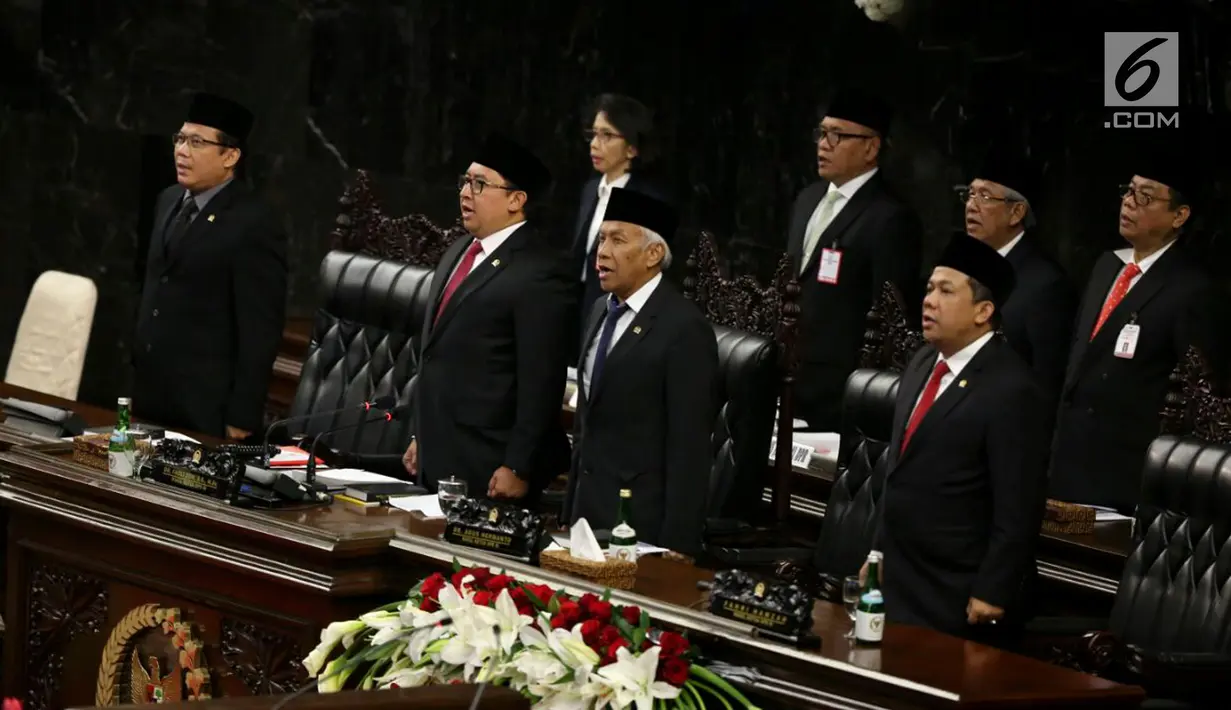 Wakil Ketua DPR Fadli Zon (kedua kiri) menyanyikan lagu Indonesia Raya saat Sidang Paripurna DPR terkait RUU APBN di Kompleks Parlemen, Senayan, Jakarta, Rabu (16/8). (Liputan6.com/Johan Tallo)