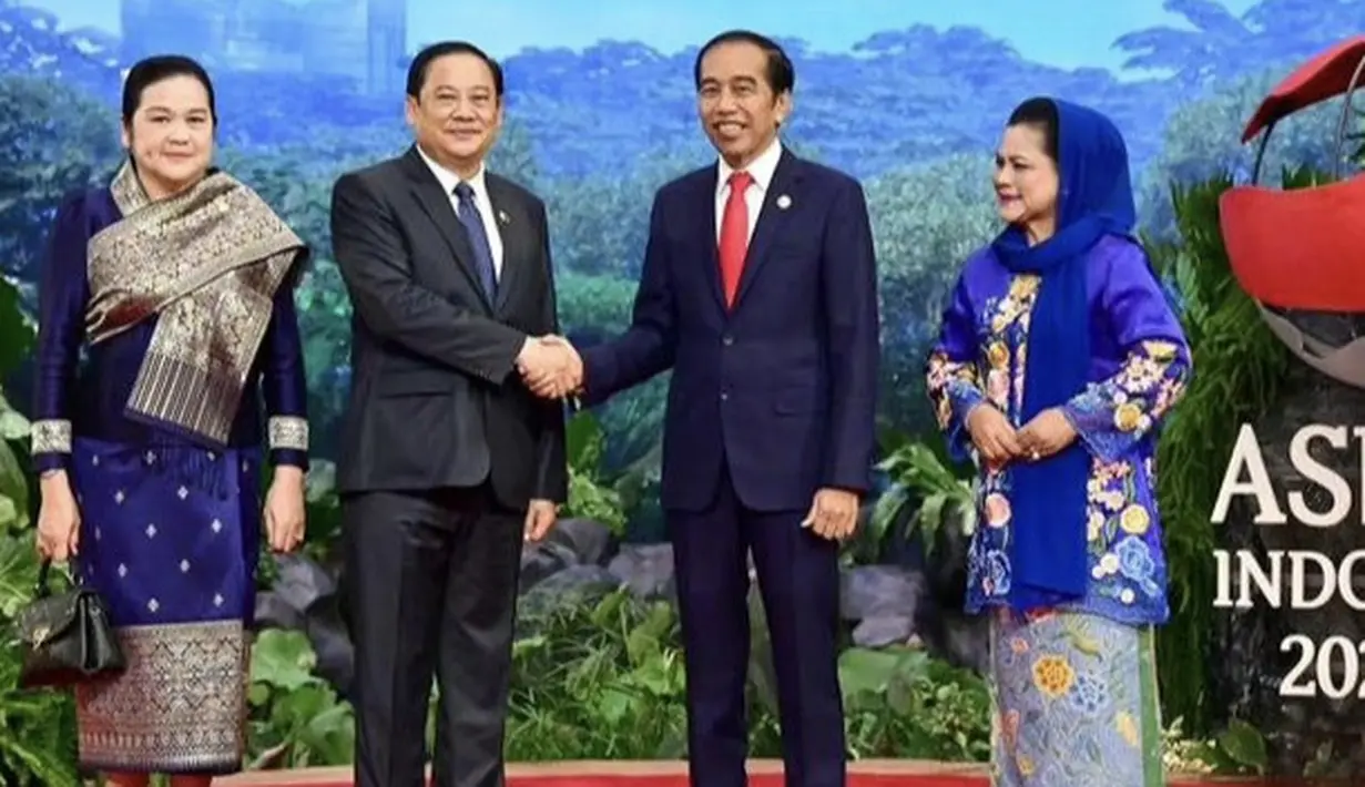 Iriana pun memilih mengenakan kain batik warna biru dengan corak bunga warna-warna untuk bawahannya. [@jokowi]