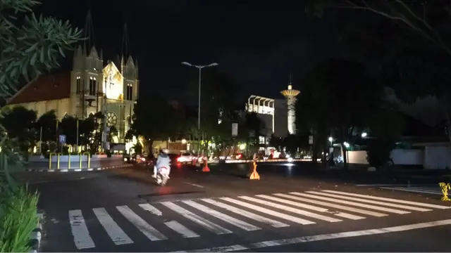 Suasana Gelap Jalanan Kota Malang di Malam Penerapan PPKM Darurat
