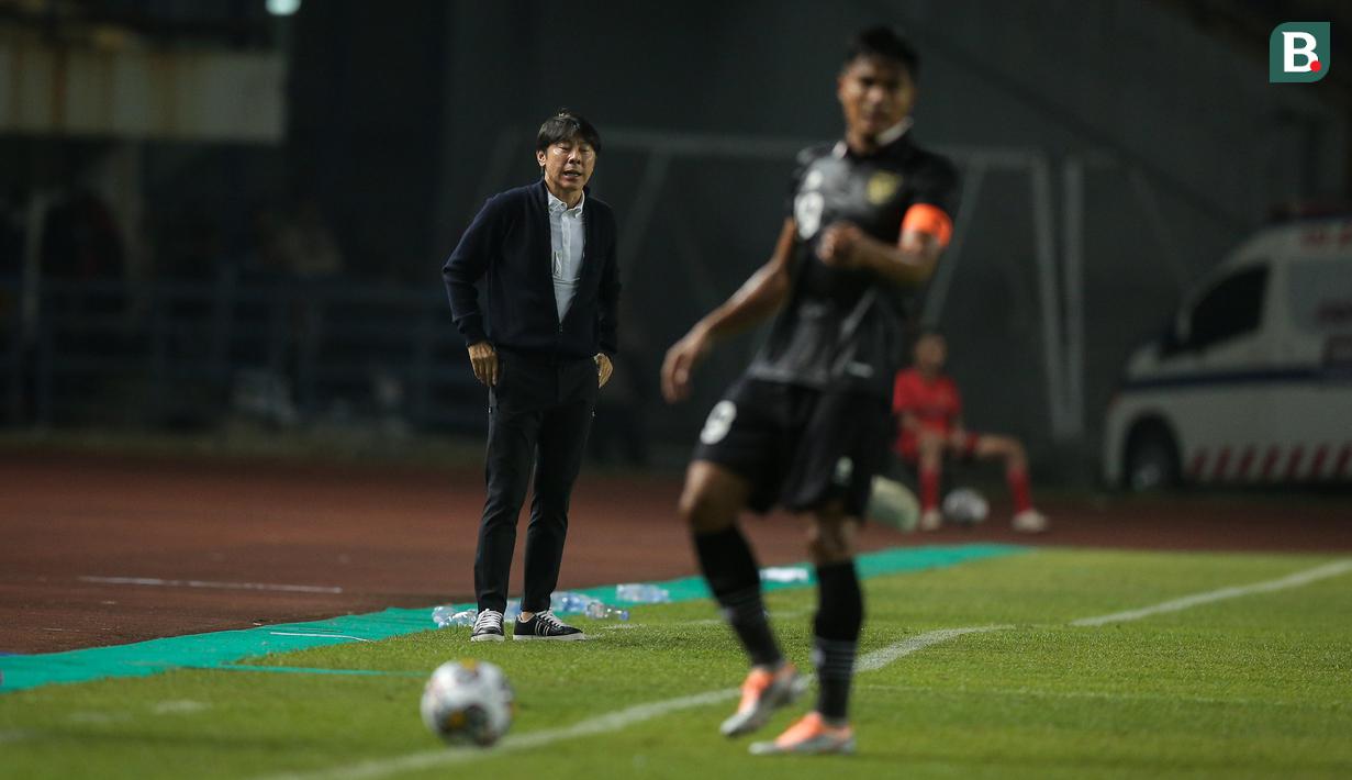 Di awal babak kedua, pelatih Shin Tae-yong melakukan dua pergantian pemain dengan memasukkan Marselino Ferdinan dan Saddil Ramdani. (Bola.com/Bagaskara Lazuardi)