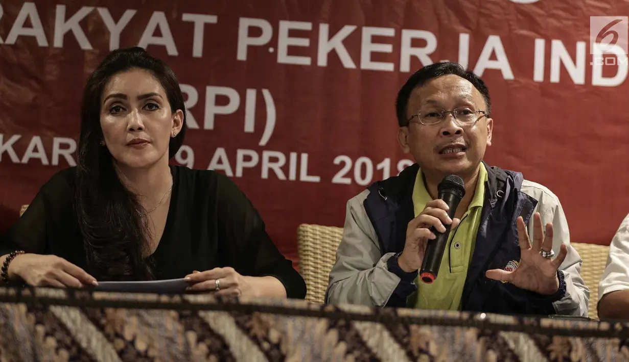 Perwakilan federasi buruh menyampaikan Panca Maklumat Rakyat Pekerja Indonesia untuk Presiden Jokowi dalam konferensi pers di Jakarta, Minggu (29/4). Konpers terkait kesiapan melakukan aksi pada hari buruh, 1 Mei mendatang. (Liputan6.com/Faizal Fanani)