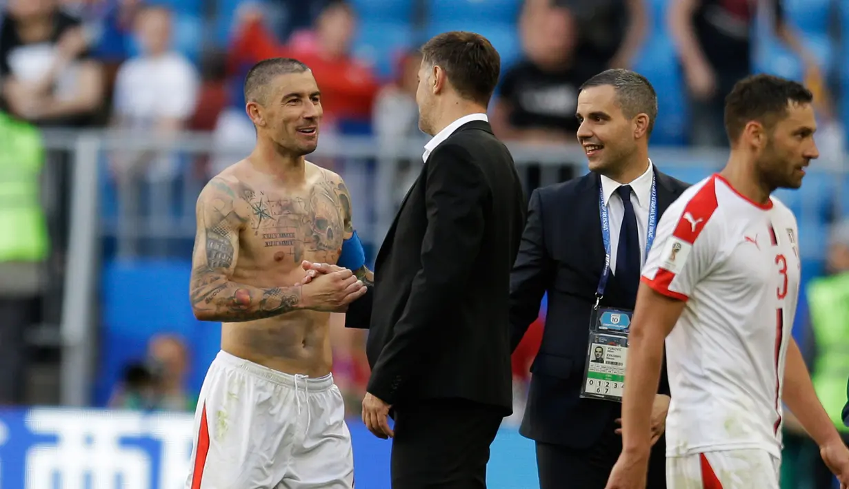 Pemain Serbia Aleksandar Kolarov (kiri) bersalaman dengan pelatihnya, Mladen Krstajic usai pertandingan antara Serbia dan Kosta Rika pada Piala Dunia 2018 di Samara Arena, Samara, Rusia, Minggu (17/6). (AP Photo/Natacha Pisarenko)