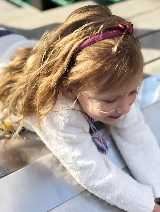 "Sementara itu Carmen pulang dari sekolah dengan mata yang berwarna pink," lanjutnya. (instagram/hilariabaldwin)