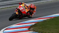 Pebalap Honda, Marc Marquez, nyaris mengalami kecelakaan pada sesi latihan bebas kedua MotoGP Brno, Jumat (19/8/2016). (Motorsport)