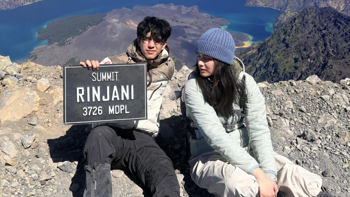 Abun Sungkar dan Callista Arum Mendaki Gunung Rinjani, Bawa Papan 3726 MDPL